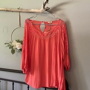 Blouse suitable for many seasons.